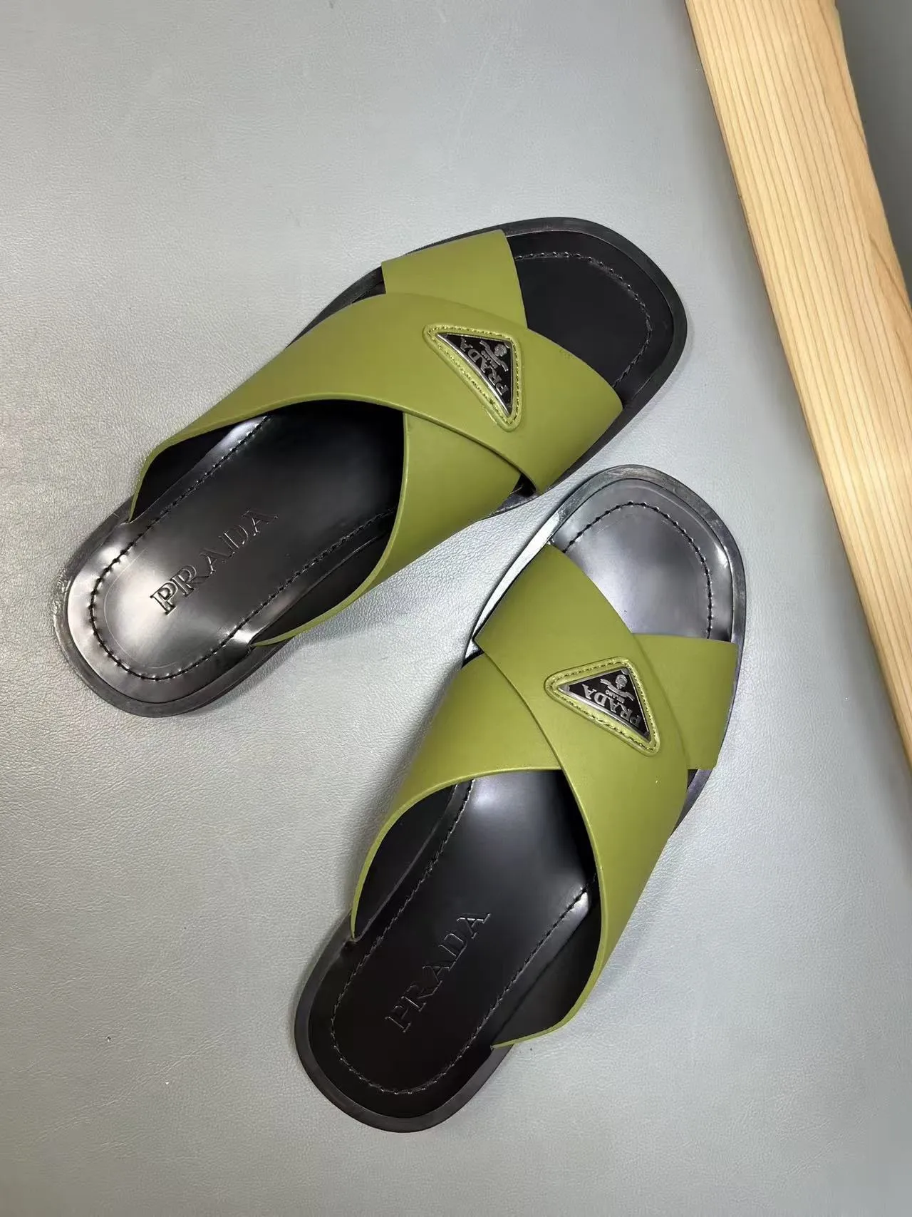 340💰PRADA Prada’s latest slippers are synchronized with the official website. This slipper is made of the brand’s unique and iconic Saffiano leather. The brand logo jumps out from the double straps, and the brand style is clearly visible. Cowhide gives men elegant charm and functional design, making it an ideal choice for vacation and leisure. Size:38-45